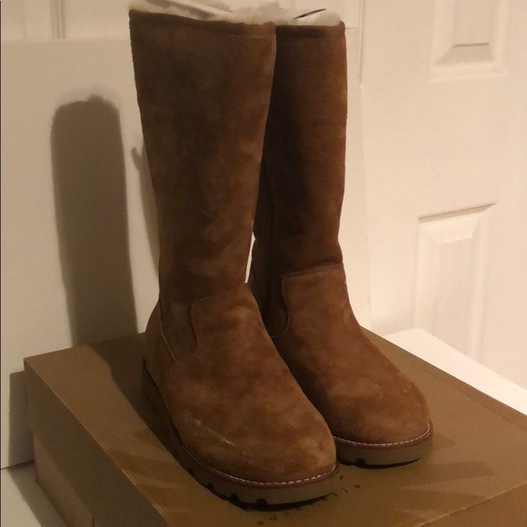 UGG Shoes - UGG Classic with Zipper - Size 6
